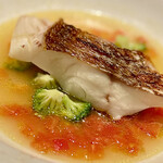 蒼 - ⑧真鯛〜藤本さんの神経締めされた真鯛。骨の出汁に軽く煮込んでから炭火焼き。かと言って旨味が出汁に出てしまった訳ではなく、逆に出汁の旨味を真鯛に還流させて更に旨味が増幅したアクアパッツァとなっている。