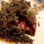 蒼 - ④天然真鴨〜新潟で獲れた網取りの天然真鴨。真っ赤な柔らかい鴨肉はレアな仕上がりながら、全く臭みがなく真鴨の本来の味わいかと驚くばかり。鴨骨のソースに黒トリュフの香り漬け長期育成のポロ葱がアクセントに。