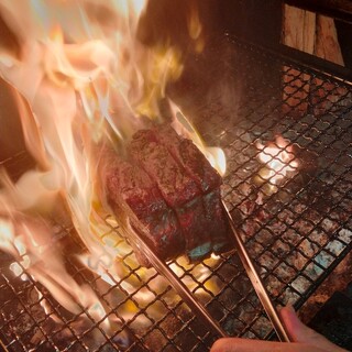 本格キャンプ飯の「薪焼き料理専門店」。素材を活かした絶品料理