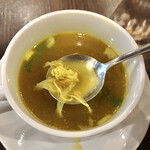Kuta Bali cafe - ランチメニューのスープ
                        具材は表面に見えたものの他に割いた鶏肉と春雨のようなものが沈んでました。