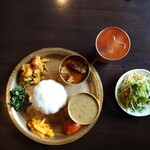 ナングロガル - 内容はダル（豆）スープ、マトンカレー、サグ（ほうれん草）、タルカリ（おかず）、アチャル（漬物）、ライス、サラダ