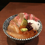 酒肴場 屯 - 本日の海鮮丼¥500 ヒラマサ、タイ、オキアジ、アオリイカ、イクラ