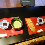 登別温泉郷 滝乃家 - 抹茶と羊羹のサービス