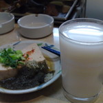 ヒザキ酒店 - おり酒（280円だったかな）に豆腐とろろこんぶのせ（160円）。