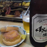 ヒザキ酒店 - 大ビンビール（410円）。おでんは珍しいモノばかり選んでコロと梅焼き。