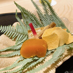 新ばし 星野 - 焼きササガレイ、クワイチップス、カラスミ