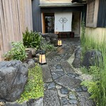 Hinode - 風情ある水打ちされた石畳。創業98年だそうです！