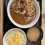 Yoshinoya - 　カリガリ牛×牛カレー　811円、
      Ａ.サラダ、味噌汁セット　162円  Totalで 973円！