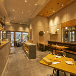Furenchi Kushiage Benie - 店舗は暖色に包まれたモダンカジュアルな空間です。