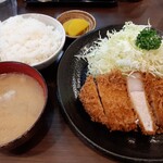 とんかつ 丸山 - 平日ランチ限定ロースとんかつ定食税込1100円。