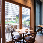 Furenchi Kushiage Benie - 窓際には2名様テーブル、3～4名様テーブルと各種心地いい席をご用意。