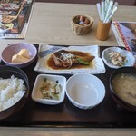 Washoku Resutoran Tonden - 一汁三菜ランチ（かれいの煮付）