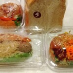 本郷ベーカリー - 右上から時計回りに、こだわり食パン、自家製ソースのカツ、ガーリックフランク、生ハムとモッツァレラのカプレーゼ