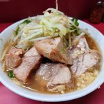 ラーメン二郎 - 小ブタWのブタを取り出して～♪