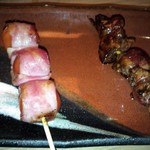 博多一番どり　居食家あらい - ベーコントマト串と、肝タレ串です