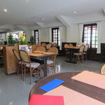 ビストロ&カフェ シャルドネ - 広々とした店内です。