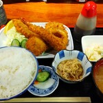 ウオツネ - ミックスフライ定食 1050円、ご飯の大盛り・小盛り・お替り無料、 内容は「クリームコロッケ」「アジフライ」「エビフライ」、「イカリング」は2個になります