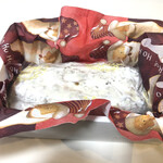 モーツァルト - シュトーレンはお店入り口付近に積まれていました。ドイツの伝統菓子はクリスマスまでに少しずつ切り分けて食べるそうですが、美味しすぎてクリスマスまでもつ気がしません。