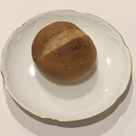 スチュディオ イグレック - 自家製酵母パン2種類プレーンとクルミ入り（300円）写真はプレーン