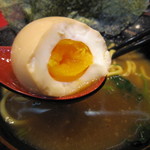 家系総本山 ラーメン 吉村家 - 味玉の黄身は硬め。
      
      とろ～り、っていうのが欲しかったなぁ。
      
      
      