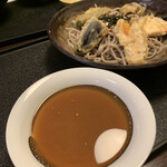 Shinobu Tei - 鰹出汁と醤油のかえしではないつゆ。
                        これが特徴かと思いました。