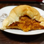 アサカベーカリー 朝霞台店 - カレーパン断面。具がぎっしり♪