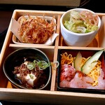ゆず庵  - かき揚げ、牛すき豆腐、サラダ、カニと甘海老のちらし寿司