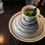 豚丼。蓋の上に漬物