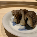 温石 - 素晴らしい香りと瑞々しさ、そして椎茸らしい味わいが純粋に感じられます。