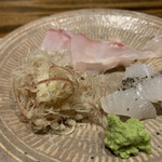 温石 - このお造りがまた。凝縮したハタの旨みと、烏賊墨塩で強調される泥障烏賊の甘さが…悶絶（まだまだ悶絶は続く）