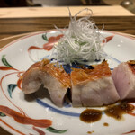 温石 - まさしくスペシャリテ。脂乗りのいいところはお塩で、半生の身の部分は山椒醤油で。鱗を残した香ばしさと、絶妙過ぎる火入れの半生加減の食感のコントラストも楽しい♪