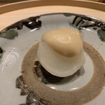 温石 - 皮の厚さで、蒸しにしたという蕪。水分を湛えた焼きとは、また違う瑞々しさ。初めていただいた蕪味噌、手作り柚子胡椒で、野菜自体の美味しさが引き立ちます。