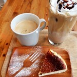 ユニオンカフェ - 自家製バスク風チーズケーキのセット（ホットコーヒー）と、アイスカフェモカ