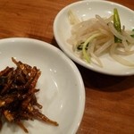 韓国家庭料理・鍋料理 宮 - 2012.12 焼酎ロックにもやしと佃煮が付いてきました