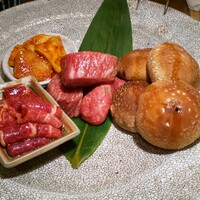 炭火焼肉 日本橋イタダキ - ヒレ肉、椎茸、リードボー、ハラミムンチ
