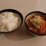 おおぎやラーメン - もつ煮と白飯  (もつ煮は倶楽部活動済)