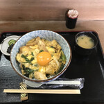 Torishin - 親子丼　お味噌汁と塩昆布、胡瓜の浅漬け付