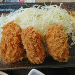 和食レストランとんでん - 牡蠣フライは小振りだがジューシーで旨い！