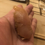 鮨 しゅん輔 - 金目鯛の藁焼きです。脂が多目なので、赤酢のシャリに合わせました