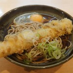 立ち喰いそば 鈴しげ - ちくわ天そば（４２０円）＋生卵（６０円）