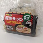 ニューデイズミニ - 豚骨ラーメン にぎりました(税込320円)