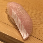 鮨 しゅん輔 - 三重産の22キロのカンパチ。デッカイっすね。三日寝かせで旨味が充満