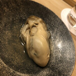 鮨 しゅん輔 - 大船渡産の煮牡蠣。エキスの染み出たお汁当然全て飲み干します