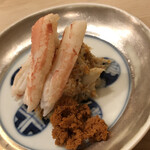 鮨 しゅん輔 - 季節ですからね、香箱です。脚肉と外子。内子と脚肉の混ぜシャリが敷かれております。これくらいの量がちょうど良いかも