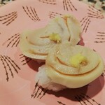 根室花まる - 帆立の白子握り