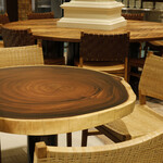 クラビ バイ チェディルアン - かわいい天然木の輪切りテーブルはモンキーポッドといいます。