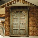クラビ バイ チェディルアン - タイから輸入した100年前のアンティークの扉です。