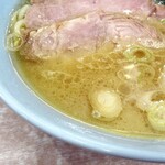 横濱ラーメン あさが家 - 鶏油たっぷりのスープ。