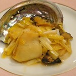 中国料理 琥珀 - アワビと黄ニラのあっさり塩炒め
