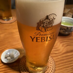 手打そば 大川や - 生ビール。お豆が付いてきます。